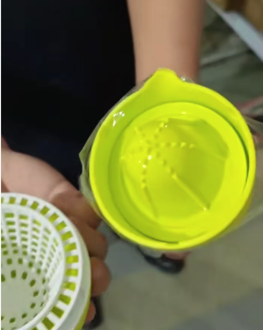 Manual Citrus Juicer with Strainer